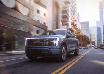 Massachusetts Senator Urges Automakers to Retain AM Radio