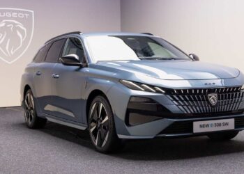 New Peugeot 308 facelift trades muscle for miles, and light-up badges