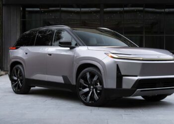 New Toyota Highlander EV revealed with sharp looks and up to 320 miles of range