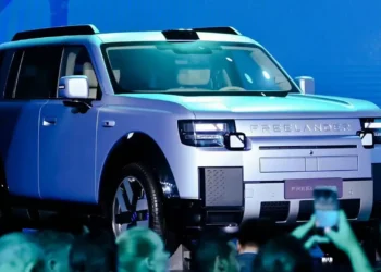 Freelander 8 revealed as Chinese-made electrified reboot of Land Rover SUV