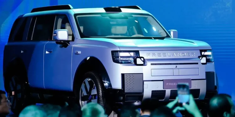 Freelander 8 revealed as Chinese-made electrified reboot of Land Rover SUV